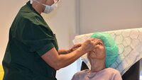 Bildet viser en sykepleier som gir injeksjon i øyet til en pasient