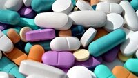 Bildet viser piller i mange farger
