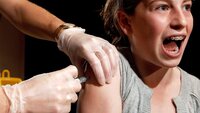 Bildet viser en jente som får vaksine.