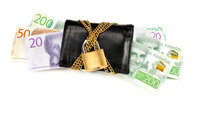 Bilde av lommebok med hengelås og hvor svenske pengesedler stikker ut.