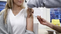 Bildet viser en ung kvinne som får hpv-vaksine.