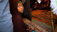 Bildet viser en jente i en leir i Mogadishu, Somalia