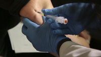 bildet viser en arm som vaksineres