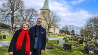 Sogneprestene Lisbeth Heie Gregersen og Petter Johannessen står på kirkegården foran Tune kirke
