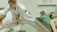 Bildet viser en lege som flyr mellom to pasienter i hver sin seng.