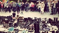 Verdens overdosedag markeres på med mange tomme sko som står på rad og rekke. De symboliserer de som har mistet  livet i overdose. Bildet er fra Festplassen i Bergen fra markeringen i 2015.