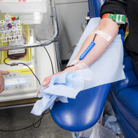 Bildet viser en blodgiver