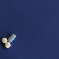 Bildet viser tre piller som sammen former en penis.
