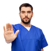Bildet viser en mannlig sykepleier som viser håndflaten som et tegn på at nok er nok