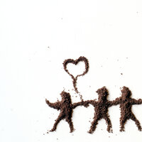 Bildet viser tre dansende figurer tegnet opp i sand med en prateboble mellom seg formet som et hjerte