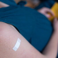 Bildet viser en gravid kvinne som har fått vaksine i overarmen.