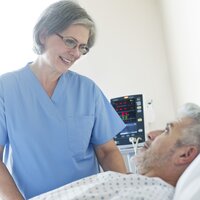 En sykepleier snakker med en pasient