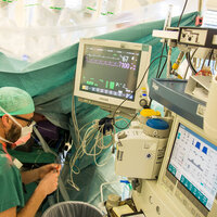 Bildet viser en anestesisykepleier.