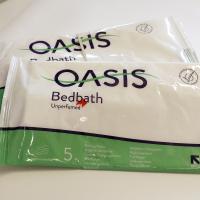 Bildet viser to pakker med vaskeklutene av typen Oasis Bedbath.