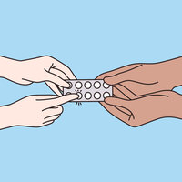 Illustrasjonen viser hender som holder i et brett med piller.