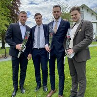 Studiekameratene Christian Dørum Moen (27), Snorre Salberg (27), Magnus Furuseth Laugstug (27) og Robin Aspaas (24) går rett ut i jobb som sykepleier med en sylfersk grad fra Nord universitet i hånda. 