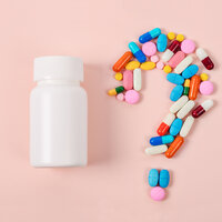 Bildet viser piller formet som et spørsmålstegn