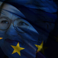 Ingvild Kjerkol omgitt av EU-flagget