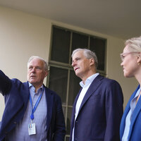 Sigbjørn Smeland, snakker med statsminister Jonas Gahr Støre og helse- og omsorgsminister Ingvild Kjerkol