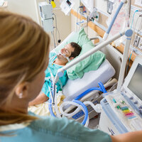 Bildet viser en intensivsykepleier som overvåker en pasient