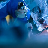 Bildet viser et operasjonsteam som bruker kikkhullskirurgi