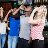 bildet viser ungdommer som drikker