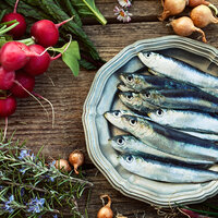 Bilde viser sardiner, og forskjellige grønnsaker