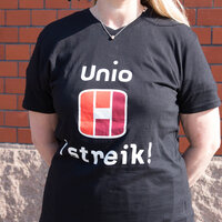 Bildet viser en kvinne med en t-skjorte som det står Unio på.