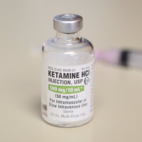 Bildet viser et hetteglass med ketamin.