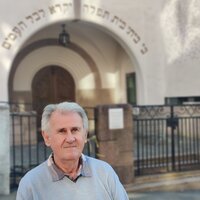 Bildet viser Rolf Kirschner utenfor synagogen i Oslo.