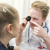 Bildet viser et barn som blir sjekket av fastlege. Illustrasjonsfoto.