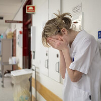 Bilde av sykepleier i sykehuskorridor