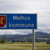 Bildet viser skilt: Melhus kommune.