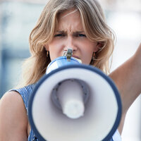 Bildet viser en ung, blond kvinne som holder en ropert foran seg