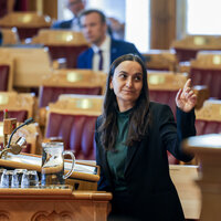  Seher Aydar (R) i stortingets spørretime. 