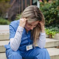 Bilde av fortvilet sykepleier