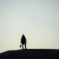 Bilde av diffus person i motlys