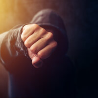 Bildet viser en knytteneve som slår mot kamera