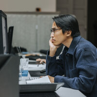 Bildet viser en person som jobber på PC.