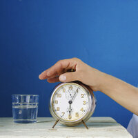 Bilde av hånd som skrur av vekkeklokke