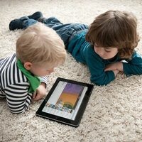 bilde av to barn som leser på skjerm