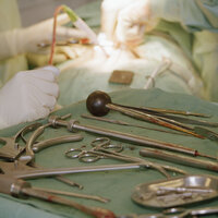 bildet viser kirurgiske iinstrumente