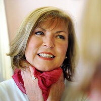 Bildet viser en kvinne i 50-årene.