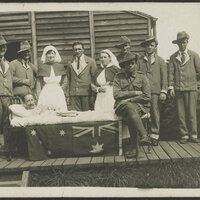 Sykepleierne Hilda Samsing sammen med australske soldater under første verdenskrig
