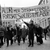 Oslo 1986: Aldri mer strikkepinner!  Fra demonstrasjon til forsvar for abortloven. Foto: © Mimsy Møller/Samfoto