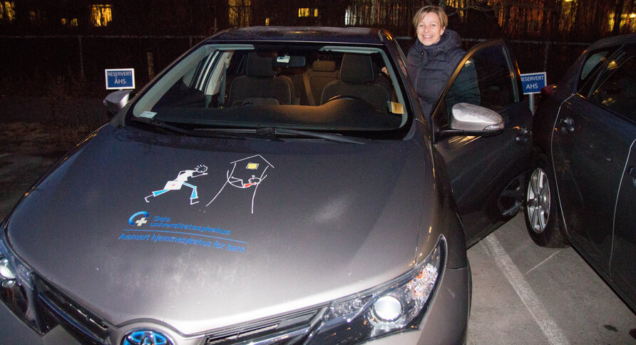 Bildet viser Nina Granum Lycke på vei ut med bilen til Avansert hjemmesykehus for barn.