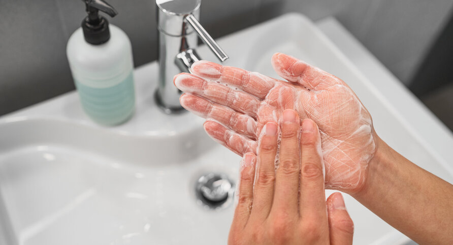 Bildet viser en person som vasker hendene.