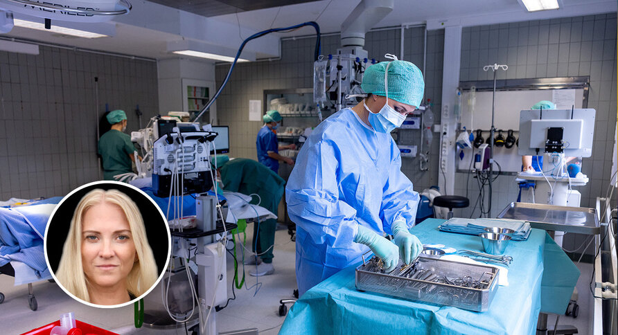 Bildet viser en operasjonssykepleier som forbereder instrumenter.