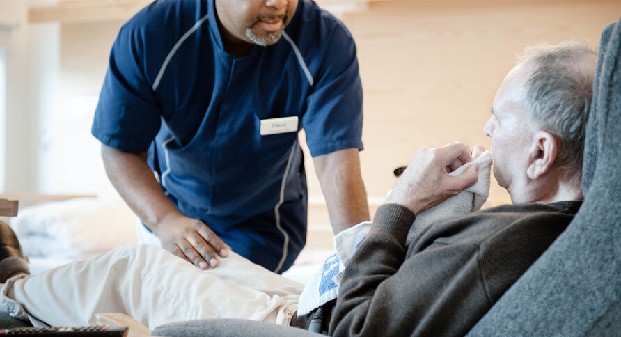 Bildet viser en sykepleier sammen med en pasient.