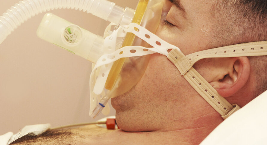 Bildet viser mann som ligger på CPAP